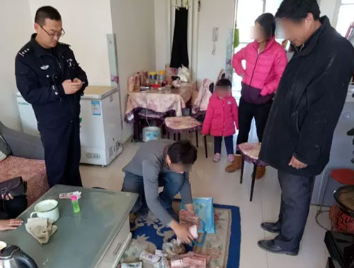 17萬當(dāng)垃圾丟掉:驚慌失措!全家上陣翻找垃圾桶