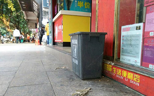垃圾桶當(dāng)足球踢?!城區(qū)大半年累計(jì)丟近千個(gè)垃圾桶