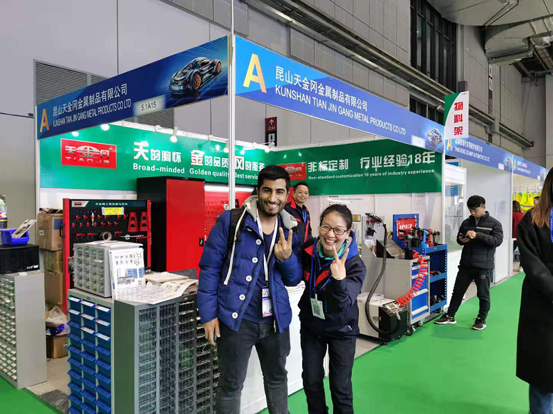 迪拜小王子與天金岡零件柜廠家周總比勝利手勢(shì)