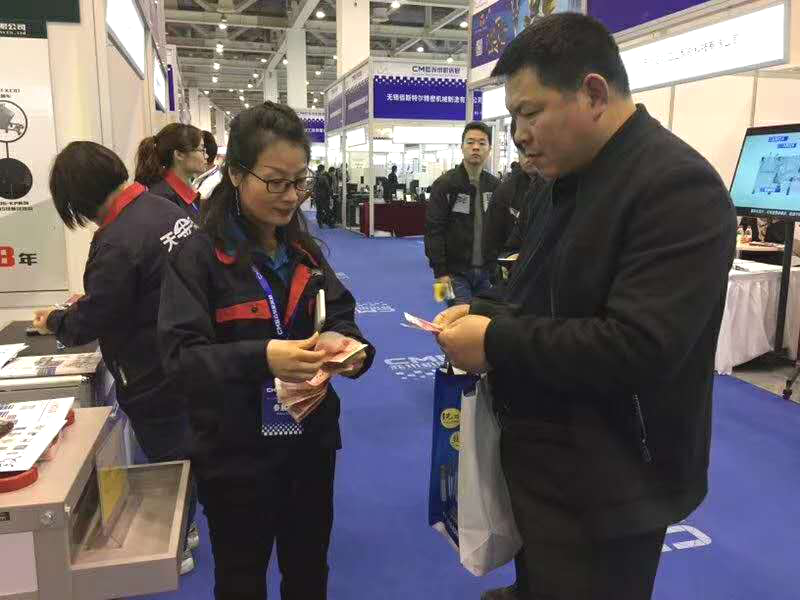 機床展現場客戶與昆山天金岡簽單